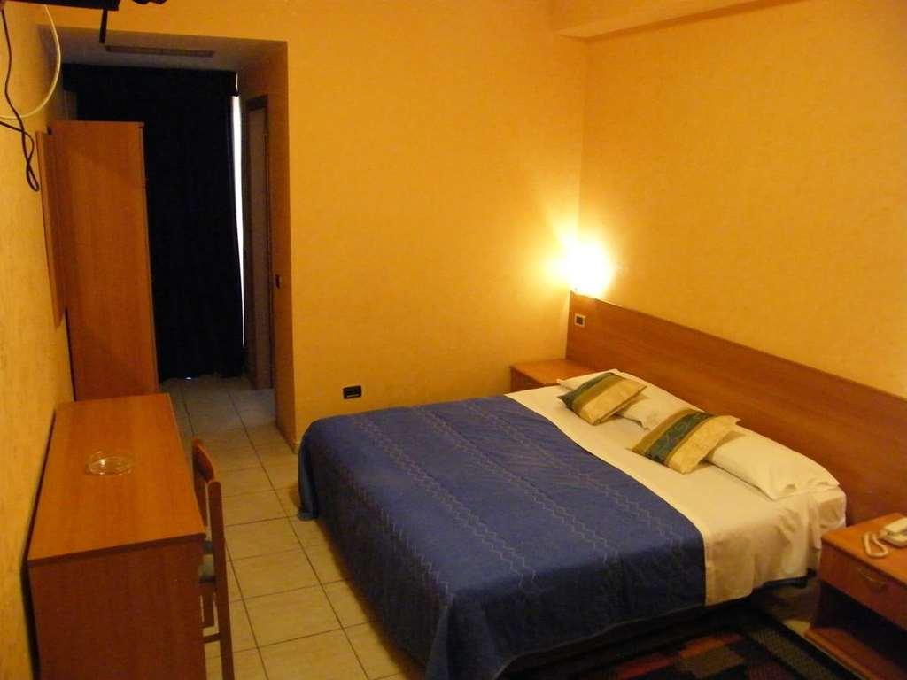 Hotel Residence Memmina Frosinone Zimmer foto